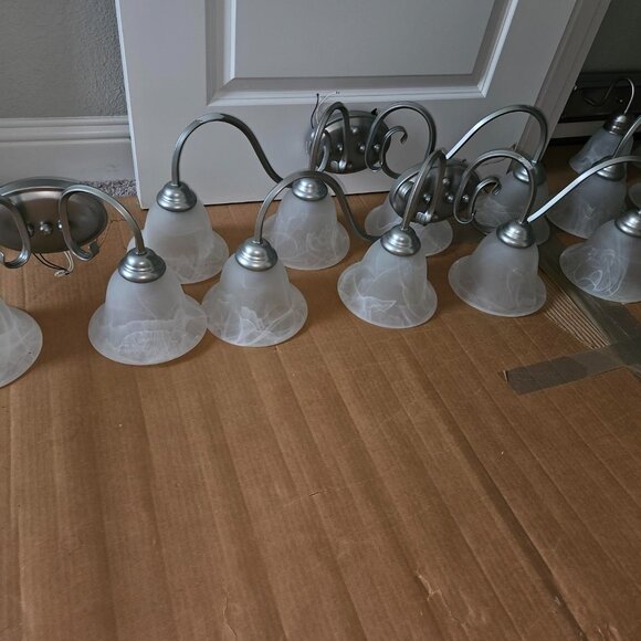 QUORUM SPENCER COLLECTION 4-LIGHT 34" W TRANSITIONAL SATIN NICKEL VANITY FIXTURE - Picture 2 of 6